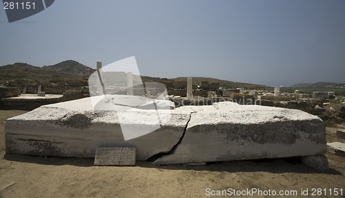 Image of the oikos and the colossus of the naxians delos island base