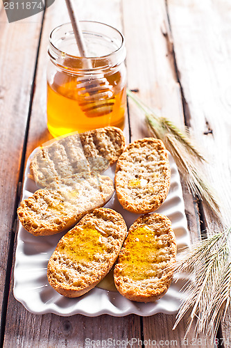 Image of crackers, ears and honey