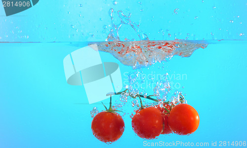 Image of tomatoes thrown in water