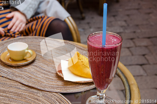 Image of grated blueberries and banana cocktail glass  