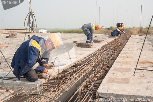 Image of Workers make fittings bindingon