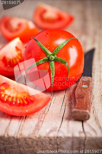 Image of fresh tomatoes and knife