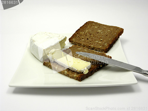 Image of Wholemeal bread with camembert cheese on a plate with knife