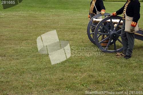 Image of Soldiers in the uniform with a field canon