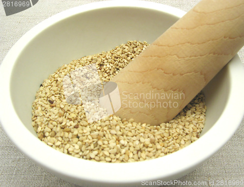 Image of Sesame in a bowl of china ware with pestle