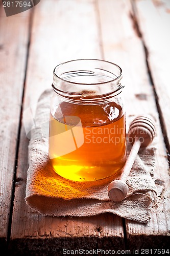 Image of full honey pot and honey stick