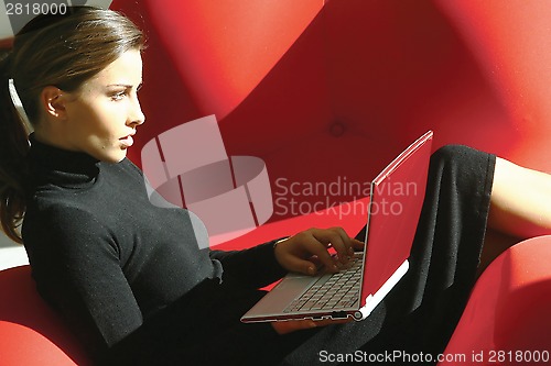 Image of woman using laptop tyu