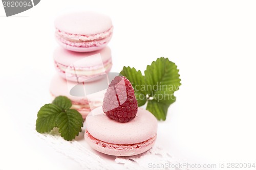 Image of Macaroons with raspberry