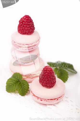 Image of Macaroons with raspberry