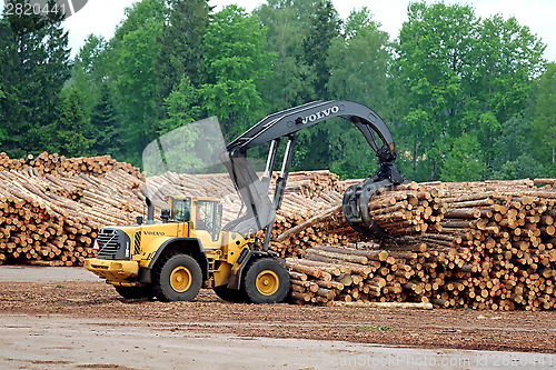 Image of Volvo L180F HL Log Loader Lifting Logs