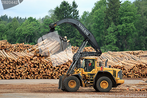 Image of Volvo L180F HL Log Loader Handling Logs