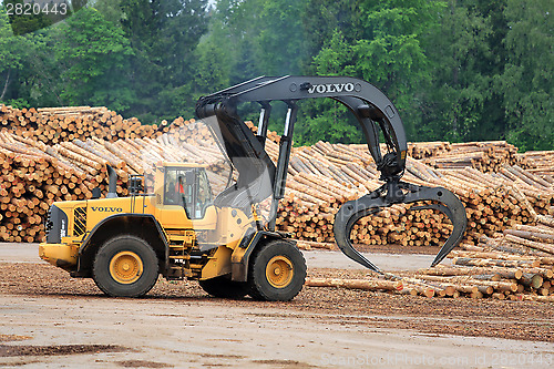 Image of Volvo L180F HL Log Loader at Lumber Yard