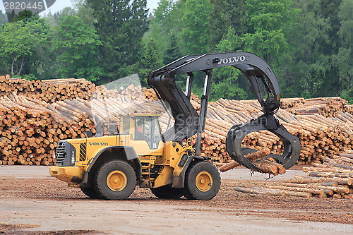 Image of Volvo L180F HL Log Loader Handling Logs