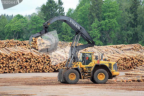 Image of Volvo L180F HL Log Loader Handling Logs