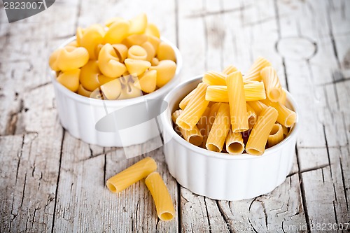 Image of uncooked pasta in two bowls 