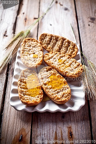 Image of crackers with honey in plate and ears