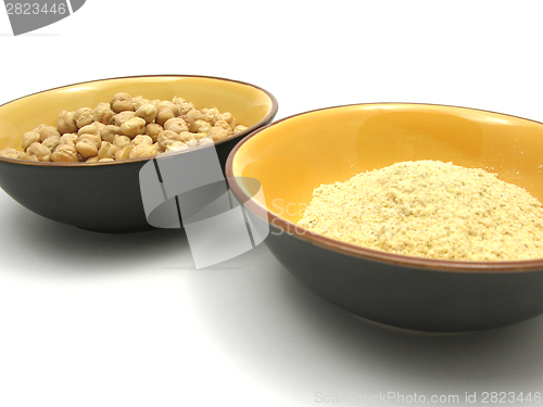 Image of Two bowls of ceramic with garbanzos and flour of garbanzos