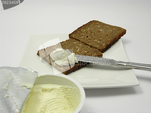 Image of Wholemeal bread with cream cheese on a plate with knife