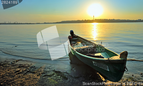 Image of A fishing boat on the shore