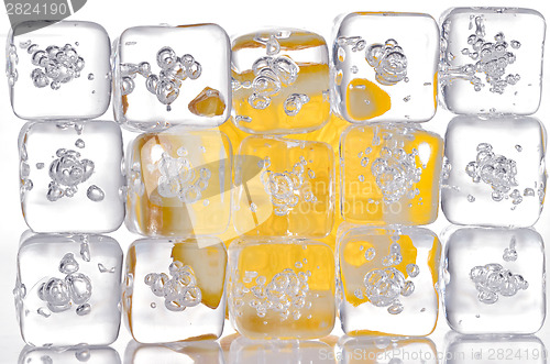 Image of ice cubes and lemon slice