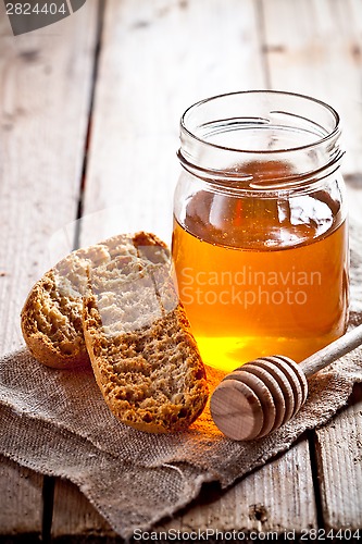 Image of crackers and honey 