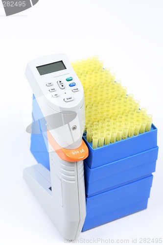 Image of 850ul 12 way pipettor and pipet tips