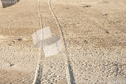 Image of tyre tracks on the sand