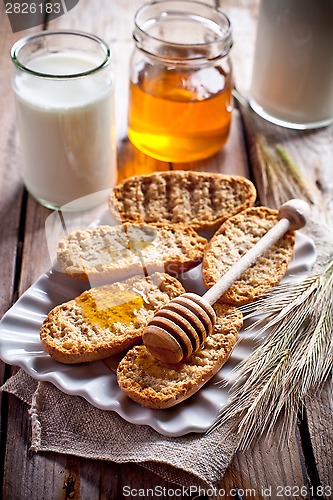 Image of crackers, milk and honey 