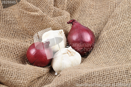 Image of Onions and garlic on jute