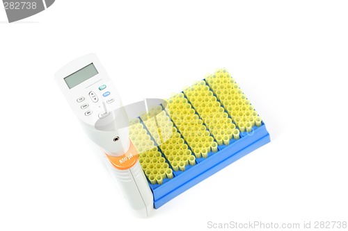 Image of Electronic pipettor and tray of tips