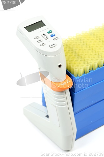 Image of Electronic pipettor and tray of pipet tips