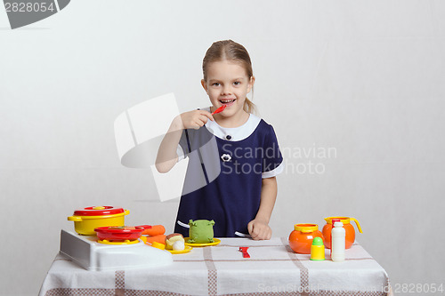 Image of Five-year hostess tries dish taste