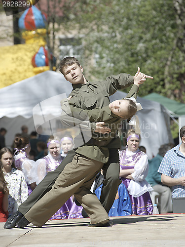 Image of Teens dancing