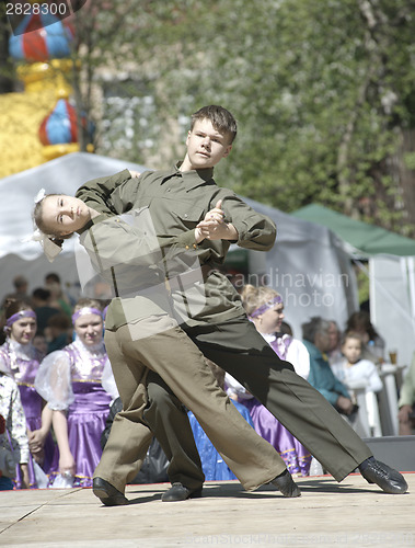 Image of Teens dancing