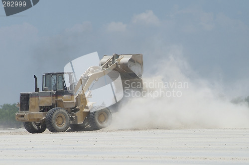 Image of Wheel loader and dust