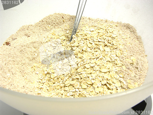 Image of Wholemeal, cocoa and oat flakes on digital scales