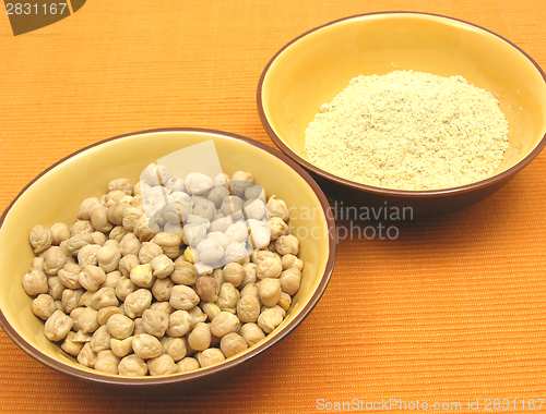 Image of Two bowls of ceramic with garbanzos and flour of garbanzos