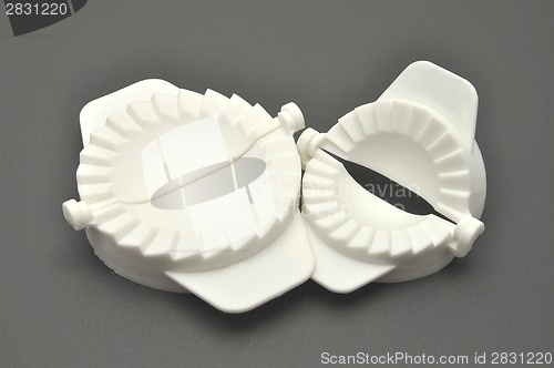 Image of Detailed but simple image of shell dumpling maker