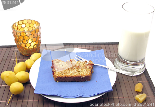 Image of Selbstgemachter Dattelkuchen mit Datteln arrangiert