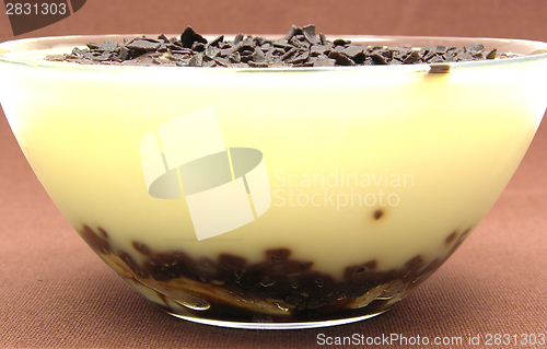 Image of Custard with banana and chocolate graters in a bowl of glass