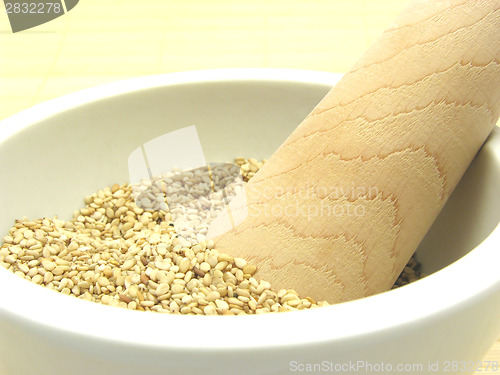 Image of Sesame in a bowl of china ware with pestle