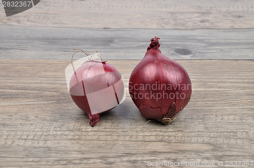 Image of Onions on wood