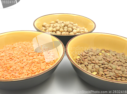 Image of Three bowls of ceramic with garbanzos lentils and red lentils