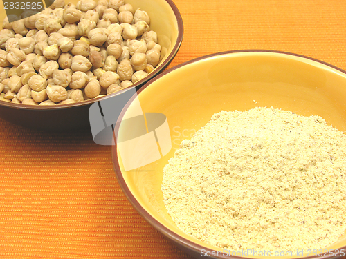 Image of Two bowls of ceramic with garbanzos and flour of garbanzos