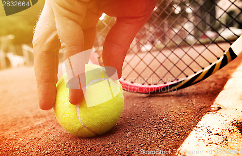 Image of tennis player gets the ball 