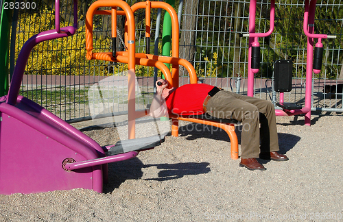 Image of Man training in the gym