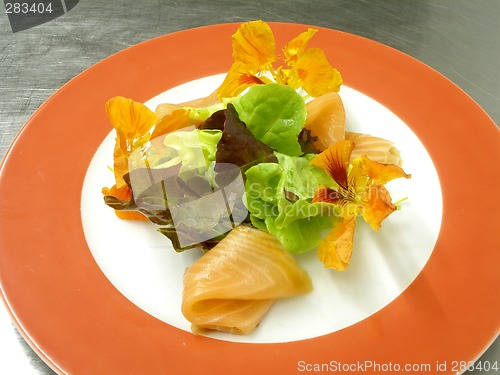 Image of Salad of smoked salmon with nasturtiums 2