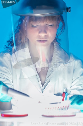 Image of Working in the laboratory with a high degree of protection