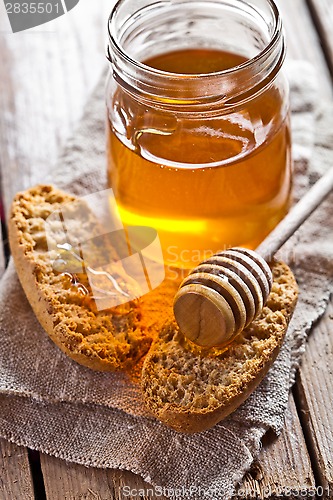 Image of crackers and honey 