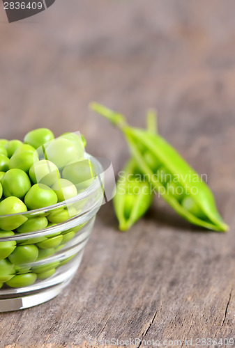 Image of Green peas in a glass bowl